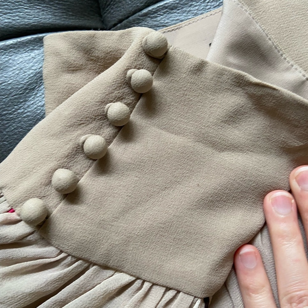 BCBG MAXAZRIA skirt size 4 
Used in good condition 
See pictures for details - Picture 3 of 10